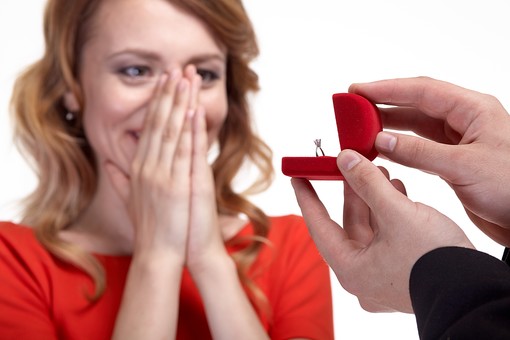 結婚指輪と婚約指輪の違い