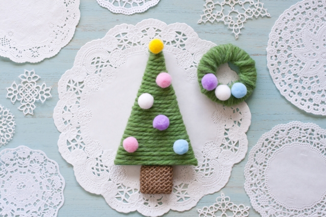 毛糸を編んで作るクリスマスツリー