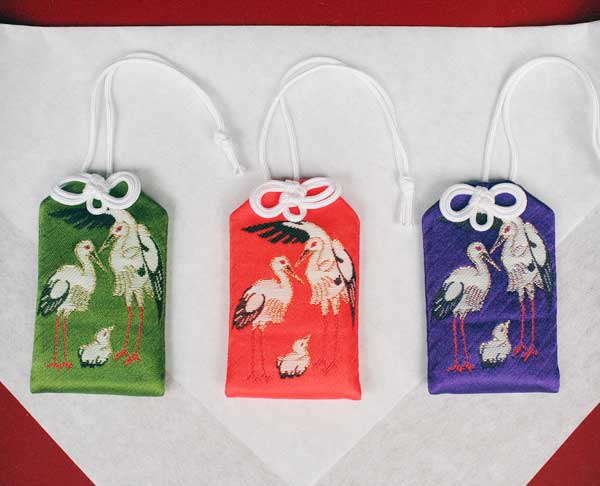 久々比神社は宮司が常駐していないので、お守りや絵馬は隣にあるAVIANTOT(アビアントット)という喫茶店で購入